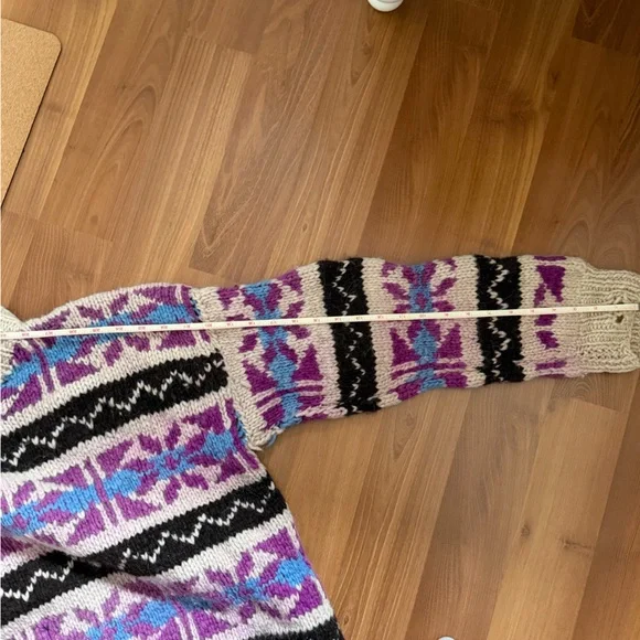 Vintage 100% Wool Sweater Made in Educador - Picture 9 of 10